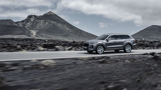 220km/h Plug In Hybrid SUV 700Km Menzil Dört Ekran Altı Kişilik Elektrikli Araba