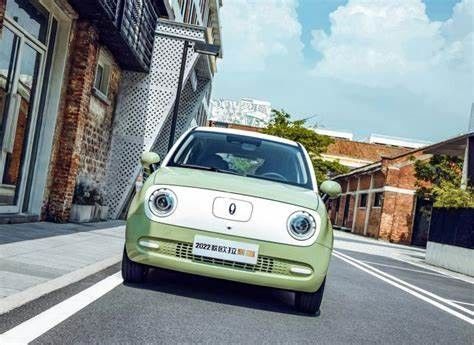 351 KM Elektrikli Mini EV Arabalar Euler Kara Kedi Yeni Enerji Araçları Bayan için 102 km / s