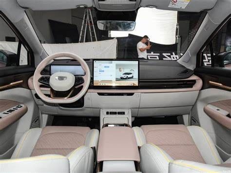 Lüks Çevre Dostu Elektrikli Arabalar 4 Çeker SUV Geely Geometry M6 450km CLTC