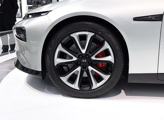 Akıllı Limuzin Elektrikli Araba Xpeng P7 Nedc 2WD 4WD 480 586 670 706km Menzil