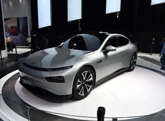 Akıllı Limuzin Elektrikli Araba Xpeng P7 Nedc 2WD 4WD 480 586 670 706km Menzil