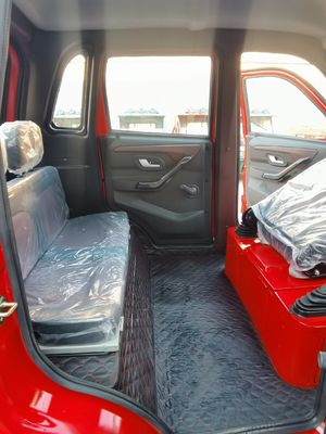 Benzinle çalışan kapalı motorlu üçlü yolcu bisikleti