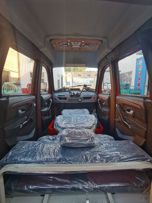 Benzinle çalışan kapalı motorlu üçlü yolcu bisikleti