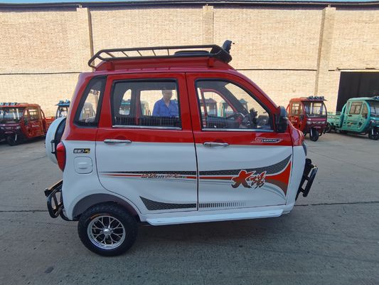 Benzinle çalışan kapalı motorlu üçlü yolcu bisikleti