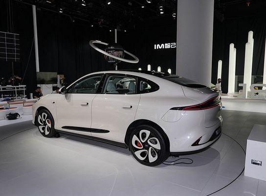 Zhiji LS6 Maksimum Gücü 575kw Tüm Elektrikli Otomobiller En Yüksek Hızlı 252km/h Elektrikli Spor Aracı