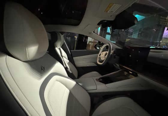 Dongfeng Eπ 007 1200km menzile ve makaslı kapıya sahip maksimum hız 165km/h 5 kapı