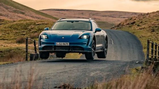 En tam hızlı elektrikli araç -Porsche Taycan cross Turismo maksimum hız 220km/h Yeni enerji arabası