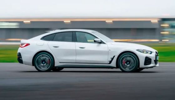 BMW i4'te en yeni ve dört tekerlekten çekici ikili elektrikli motorlar güç ve hatchback bagajı mevcut