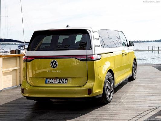 VW klasik karavanı MPV Volkswagen ID Buzz. 2023 elektrikli robort aileler için pratik büyük alan