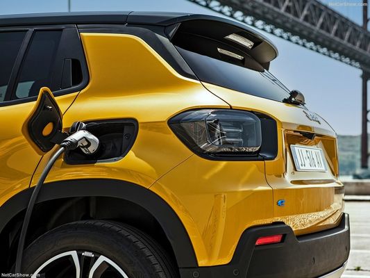 Küçük Kompakt Aile odaklı tüm elektrikli crossover SUV Jeep Avenger WLTP400km ile