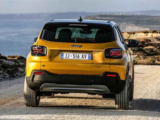 Küçük Kompakt Aile odaklı tüm elektrikli crossover SUV Jeep Avenger WLTP400km ile