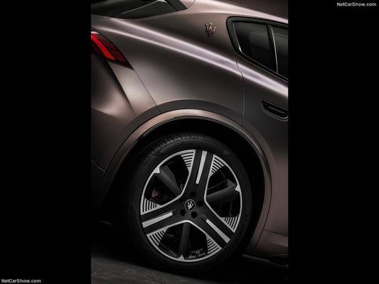 Maserati Gran Turismo Folgore'da 450 menzil ve maksimum hız 325 km/s ile saf elektrikli yeni enerji arabası