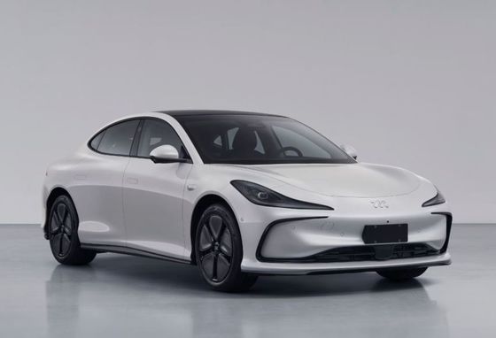 Presale Zhiji L6 Pure Electric 4 kapılı Sedan Motor Gücü 216kw Bir Yarım Spoke Çelik Tekerle Yeni Enerji Aracı