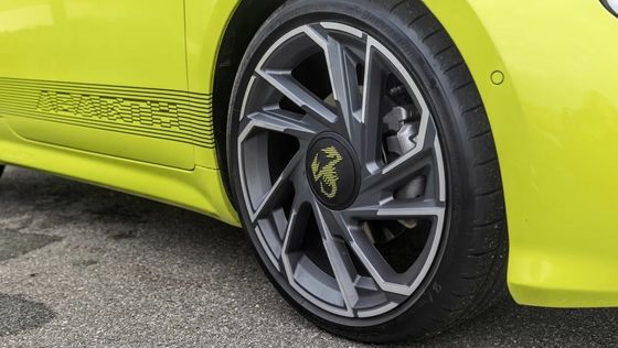 Şirin ve Sportif Abarth 500e Sıcak Hatchback Elektrikli Araba Benzin 152P.S Motor Gücü Kadar Eğlenceli