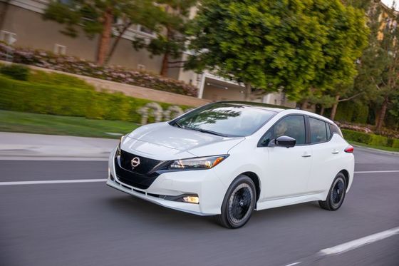 2024 Nissan Leaf S hatchback yeni enerji arabalarında yerel yolculuk için 180 millik menzile sahip benzinsiz.