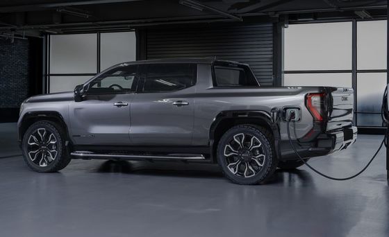 GMC Sierra EV çift motorlu güç sistemi 754P ile 9500 pound'a kadar çekmek için notlanmıştır ve 1300 pound'a kadar yük taşıyabilir