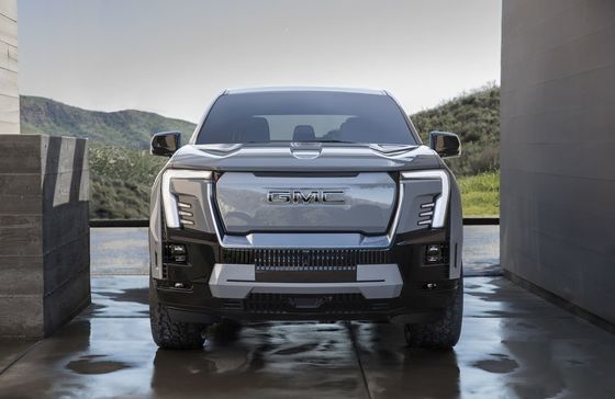 GMC Sierra EV çift motorlu güç sistemi 754P ile 9500 pound'a kadar çekmek için notlanmıştır ve 1300 pound'a kadar yük taşıyabilir