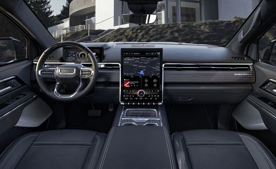 GMC Sierra EV çift motorlu güç sistemi 754P ile 9500 pound'a kadar çekmek için notlanmıştır ve 1300 pound'a kadar yük taşıyabilir