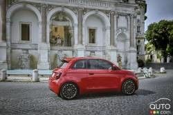 2024 FIAT 500e FWD Mini elektrikli arabalar.