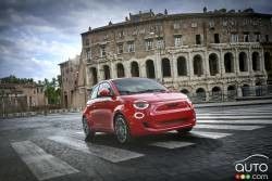 2024 FIAT 500e FWD Mini elektrikli arabalar.