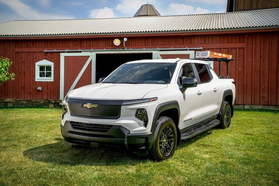 Yeni enerji taşıyıcı 2024 Chevrolet Silverado EV etkileyici 450 mil EPA menzili ile 10000 pound çekiş kapasitesinde çalışıyor