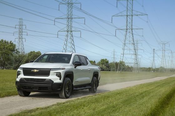 Yeni enerji taşıyıcı 2024 Chevrolet Silverado EV etkileyici 450 mil EPA menzili ile 10000 pound çekiş kapasitesinde çalışıyor