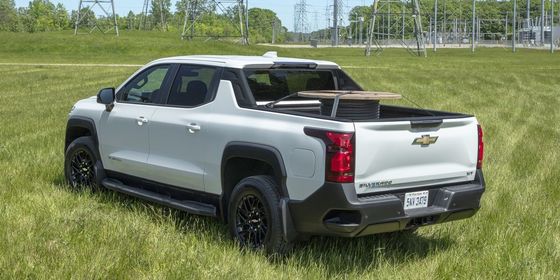 Yeni enerji taşıyıcı 2024 Chevrolet Silverado EV etkileyici 450 mil EPA menzili ile 10000 pound çekiş kapasitesinde çalışıyor