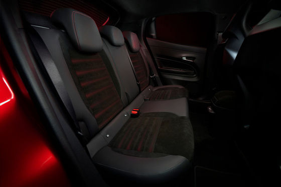 Alfa Romeo'nun en sportif kompakt arabası ilk EV Milano iki sürüş sistemi seçeneği ile 156hp ve 240hp WLTC 240miles