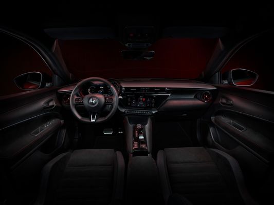 Alfa Romeo'nun en sportif kompakt arabası ilk EV Milano iki sürüş sistemi seçeneği ile 156hp ve 240hp WLTC 240miles