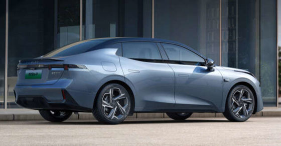 Güçlü Yeni Hibrit Araba LYNK&CO 07 EM-P 163 PS ve 255 Nm Döner ve 160kw Motor Gücü ve 3 Hızlı DHT Döner