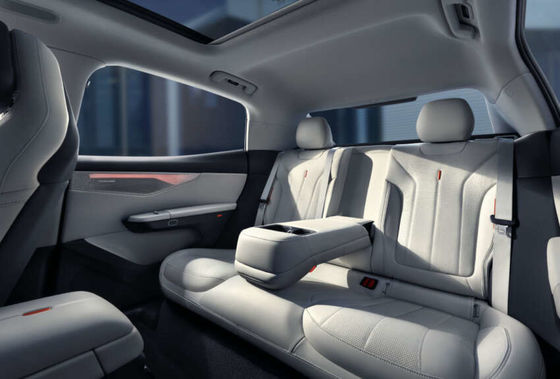 Güçlü Yeni Hibrit Araba LYNK&CO 07 EM-P 163 PS ve 255 Nm Döner ve 160kw Motor Gücü ve 3 Hızlı DHT Döner