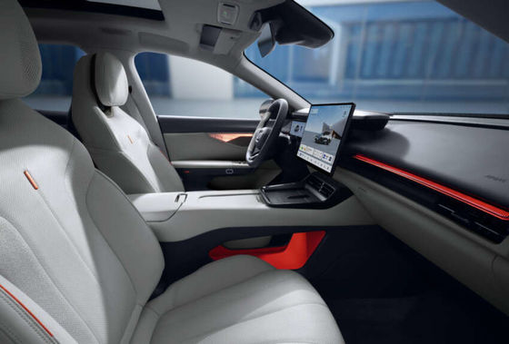 Güçlü Yeni Hibrit Araba LYNK&CO 07 EM-P 163 PS ve 255 Nm Döner ve 160kw Motor Gücü ve 3 Hızlı DHT Döner