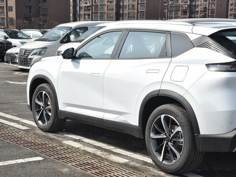 2024 Yeni Hibrit Dongfeng Forthing Haohan PHEV 1.5t Fwd Kompakt SUV Aracı 5 Koltuklu Hibrit Elektrikli Petrol Aracı