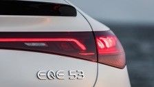 Süper uzun menzilli elektrikli araç Mercedes-Benz EQE AMG 53 4MATIC + 460kw/625P.s motor gücü 220km/h en yüksek hızla