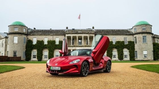 MG Cyberster Trophy tüm elektrikli spor arabası Sağlıklı 335 b.h. ve 350 lb Ft Tork, 77kwh pil altında 336 mil menzil