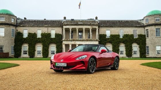 MG Cyberster Trophy tüm elektrikli spor arabası Sağlıklı 335 b.h. ve 350 lb Ft Tork, 77kwh pil altında 336 mil menzil