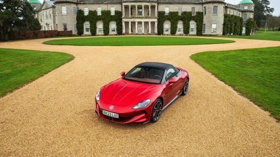 MG Cyberster Trophy tüm elektrikli spor arabası Sağlıklı 335 b.h. ve 350 lb Ft Tork, 77kwh pil altında 336 mil menzil