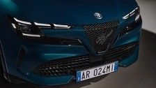 İlk EV Kompakt Araba Alfa Romeo Junior Electric 54.8kwh pil ve maksimum gücü 158kW ile 345 mil menzile kadar.
