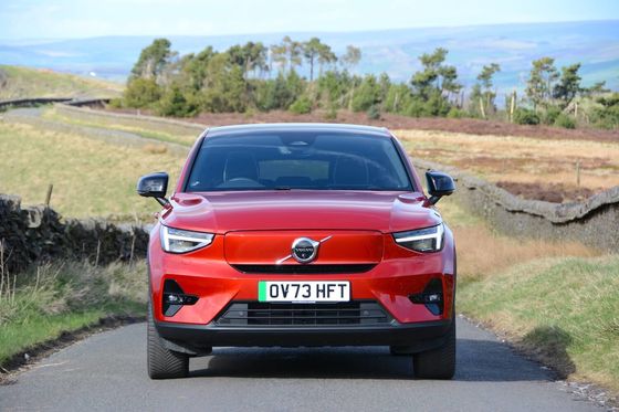 Volvo EC40 Ultimate Twin Motor ile WLTP 326Miles 4.7sec hızlandırma 0-62mph 408hp motor at gücü