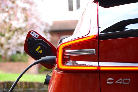 Volvo EC40 Ultimate Twin Motor ile WLTP 326Miles 4.7sec hızlandırma 0-62mph 408hp motor at gücü