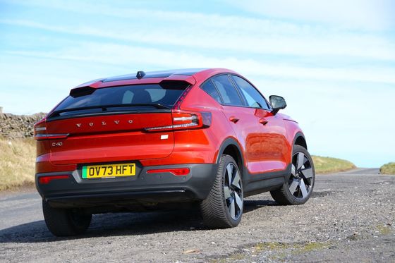 Volvo EC40 Ultimate Twin Motor ile WLTP 326Miles 4.7sec hızlandırma 0-62mph 408hp motor at gücü