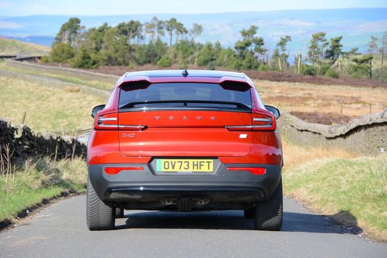 Volvo EC40 Ultimate Twin Motor ile WLTP 326Miles 4.7sec hızlandırma 0-62mph 408hp motor at gücü