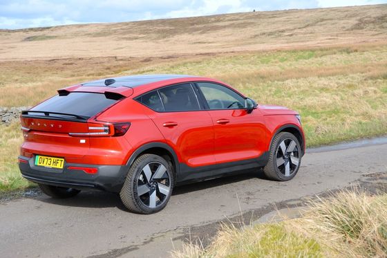 Volvo EC40 Ultimate Twin Motor ile WLTP 326Miles 4.7sec hızlandırma 0-62mph 408hp motor at gücü