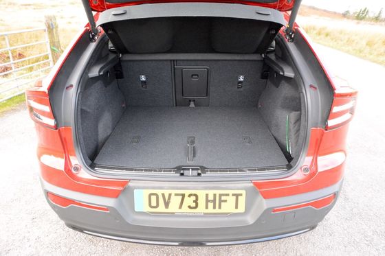 Volvo EC40 Ultimate Twin Motor ile WLTP 326Miles 4.7sec hızlandırma 0-62mph 408hp motor at gücü