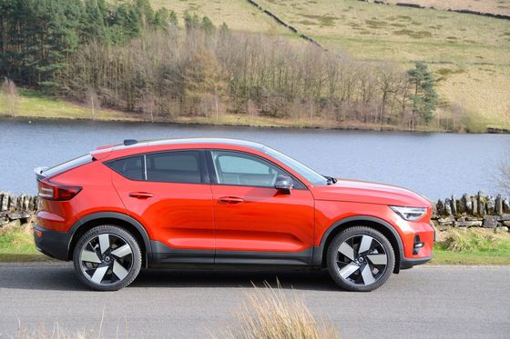 Volvo EC40 Ultimate Twin Motor ile WLTP 326Miles 4.7sec hızlandırma 0-62mph 408hp motor at gücü