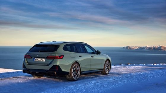 84.4kWh'lık pil ile eşleşen en yeni EV arabası. 329 mil menzil, 335 bhp/430 Nm BMW i5 Touring eDrive40 tek vitesli RWD'de.