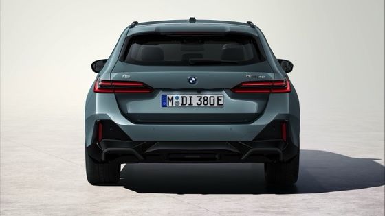 84.4kWh'lık pil ile eşleşen en yeni EV arabası. 329 mil menzil, 335 bhp/430 Nm BMW i5 Touring eDrive40 tek vitesli RWD'de.