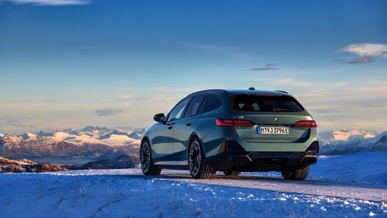 84.4kWh'lık pil ile eşleşen en yeni EV arabası. 329 mil menzil, 335 bhp/430 Nm BMW i5 Touring eDrive40 tek vitesli RWD'de.