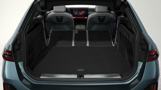 84.4kWh'lık pil ile eşleşen en yeni EV arabası. 329 mil menzil, 335 bhp/430 Nm BMW i5 Touring eDrive40 tek vitesli RWD'de.