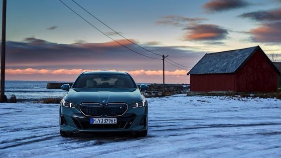 84.4kWh'lık pil ile eşleşen en yeni EV arabası. 329 mil menzil, 335 bhp/430 Nm BMW i5 Touring eDrive40 tek vitesli RWD'de.